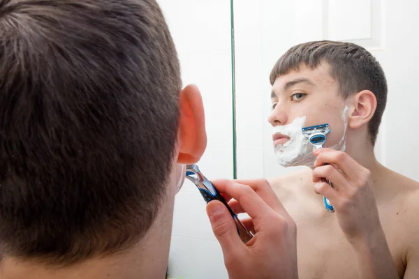 Nastoletni chłopiec golenie rano — Zdjęcie stockowe