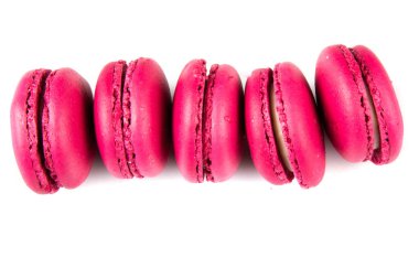 Düz beyaz arka plan üzerinde kırmızı macaroons