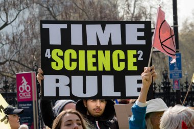 Londra'nın merkezinde exctintion İsyanı Protesto