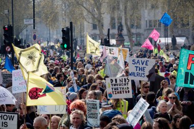 Londra'nın merkezinde exctintion İsyanı Protesto