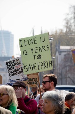 Londra'nın merkezinde exctintion İsyanı Protesto