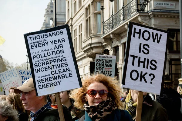 Manifestation pour rébellion contre l'excès dans le centre de Londres — Photo