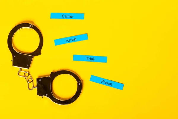 Концепция преступления с наручниками — стоковое фото
