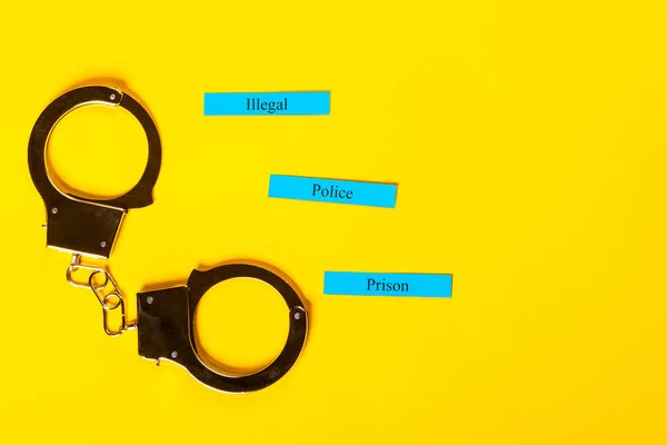 Концепция преступления с наручниками — стоковое фото