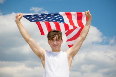 Sahilde amerikan bayrağı tutan beyaz erkek