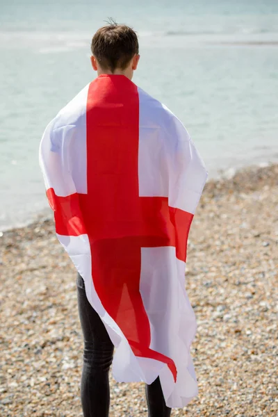 Blanc mâle sur une plage tenant un drapeau anglais — Photo