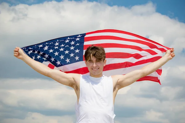 Καυκάσιος άντρας σε μια παραλία που κατέχει αμερικάνικη σημαία — Φωτογραφία Αρχείου