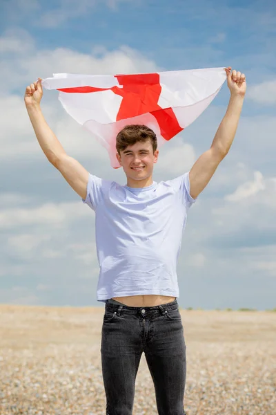 Blanc mâle sur une plage tenant un drapeau anglais — Photo