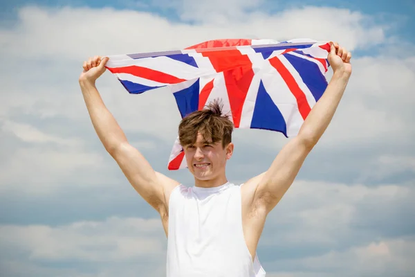 Blanc mâle sur une plage tenant un drapeau britannique — Photo