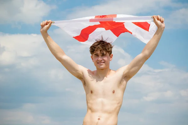 Kaukasischer Mann an einem Strand mit einer englischen Flagge — Stockfoto