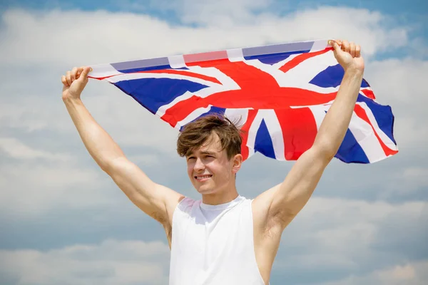 영국 국기를 들고 해변에서 백인 남성 — 스톡 사진