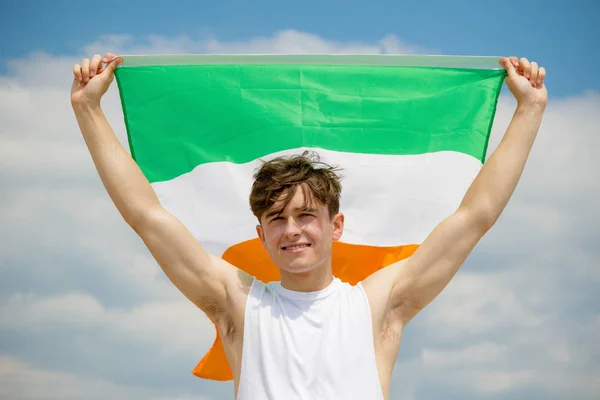 Maschio caucasico su una spiaggia con una bandiera irlandese — Foto Stock