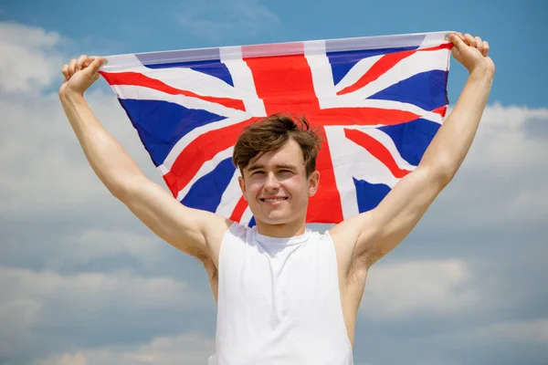 Blanc mâle sur une plage tenant un drapeau britannique — Photo