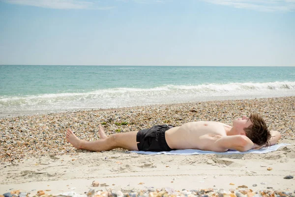 Caucasiano macho em uma praia relaxante — Fotografia de Stock