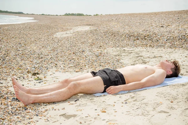 Καυκάσιος αρσενικό σε μια παραλία χαλαρωτικό — Φωτογραφία Αρχείου
