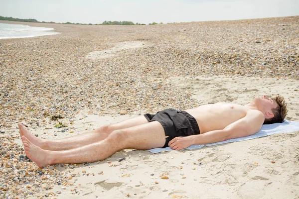 Kaukasische Männchen am Strand entspannen — Stockfoto