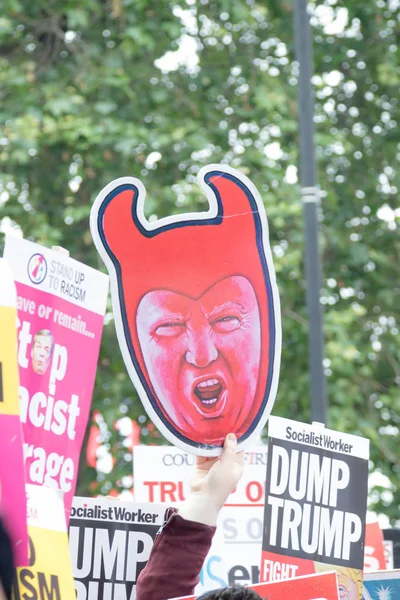 Протестующие против Дональда Трампа в центре Лондона — стоковое фото