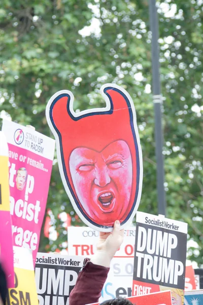 Manifestantes anti Donald Trump en el centro de Londres — Foto de Stock