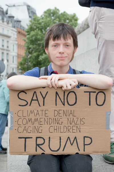 Anti Donald Trump demonstranten in het centrum van Londen — Stockfoto