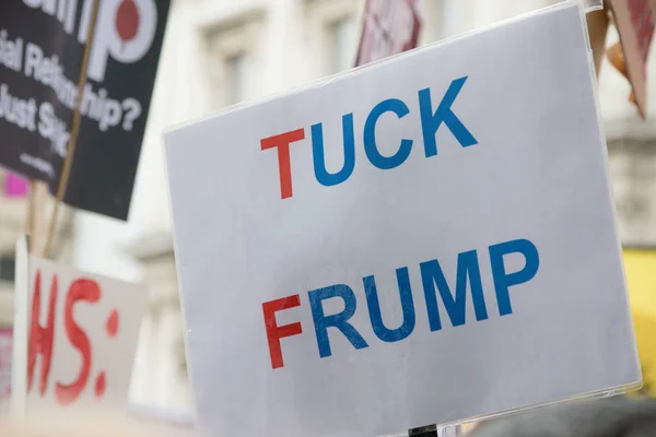 Manifestantes anti Donald Trump no centro de Londres — Fotografia de Stock