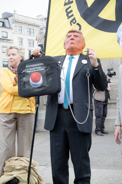 Протестующие против Дональда Трампа в центре Лондона — стоковое фото