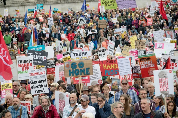 Anti Donald Trump demonstranten in het centrum van Londen — Stockfoto