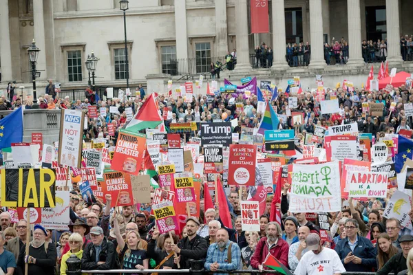 Anti Donald Trump demonstranten in het centrum van Londen — Stockfoto
