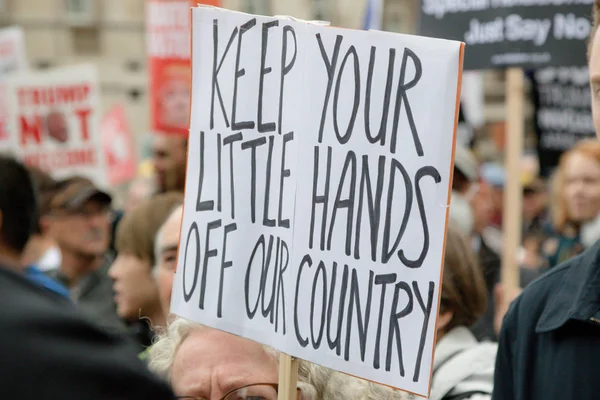 런던 중심부의 반 도널드 트럼프 시위대 — 스톡 사진