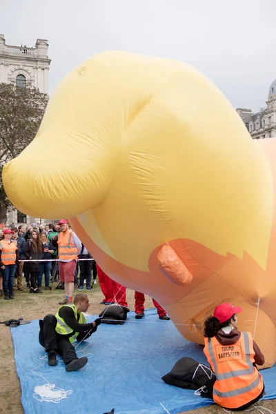 Протестующие против Дональда Трампа в центре Лондона — стоковое фото