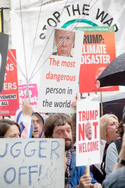 Manifestantes anti Donald Trump en el centro de Londres —  Fotos de Stock