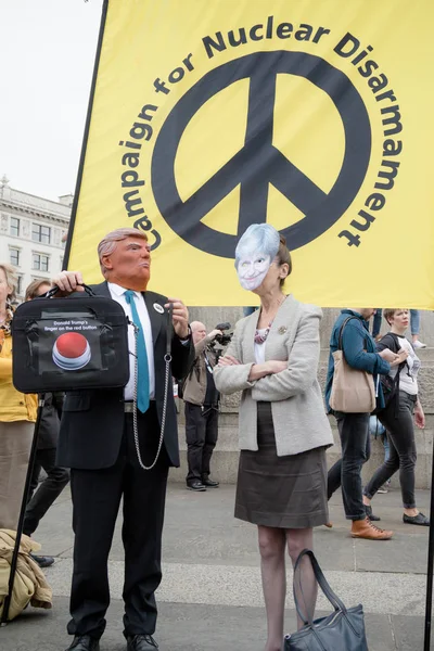 Протестующие против Дональда Трампа в центре Лондона — стоковое фото