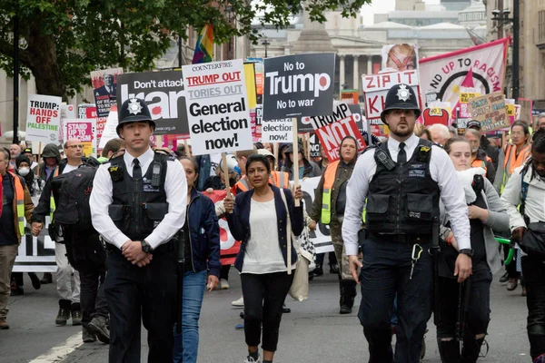 Manifestantes anti Donald Trump en el centro de Londres — Foto de Stock