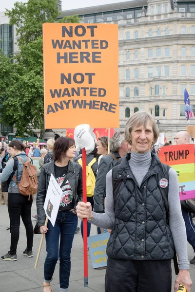 Antidonald Trump demonstranti ve středním Londýně — Stock fotografie