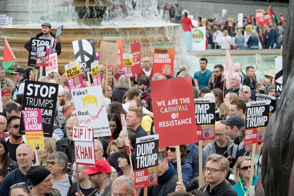 Manifestantes anti Donald Trump en el centro de Londres —  Fotos de Stock