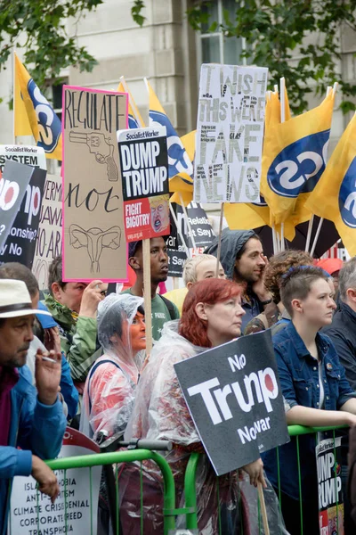 Manifestantes anti Donald Trump no centro de Londres — Fotografia de Stock