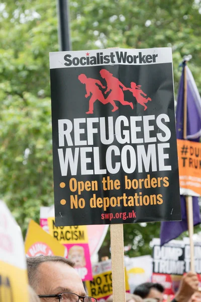 Manifestantes anti Donald Trump en el centro de Londres —  Fotos de Stock