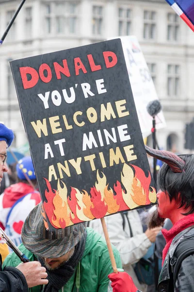 Antidonald Trump demonstranti ve středním Londýně — Stock fotografie