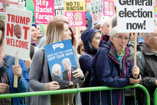 Anti-Donald Trump tiltakozók London központjában — Stock Fotó