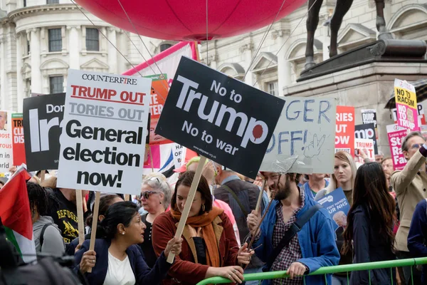Anti-Donald Trump tiltakozók London központjában — Stock Fotó