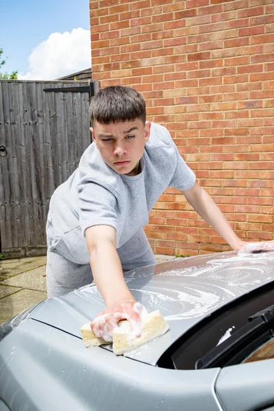 Adolescent garçon lavage un voiture — Photo