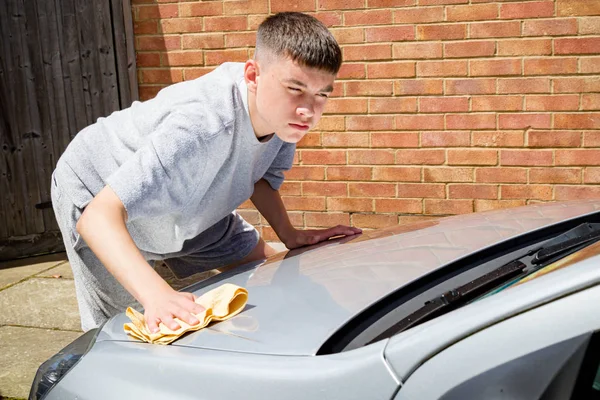 Adolescent garçon lavage un voiture — Photo