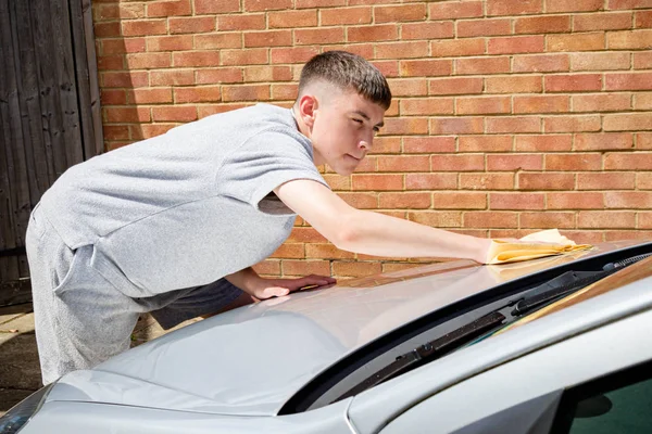 Adolescent garçon lavage un voiture — Photo