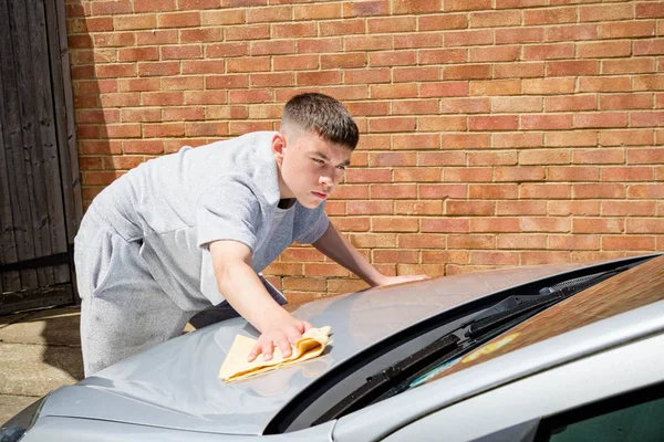 Tonårspojke tvätta en bil — Stockfoto