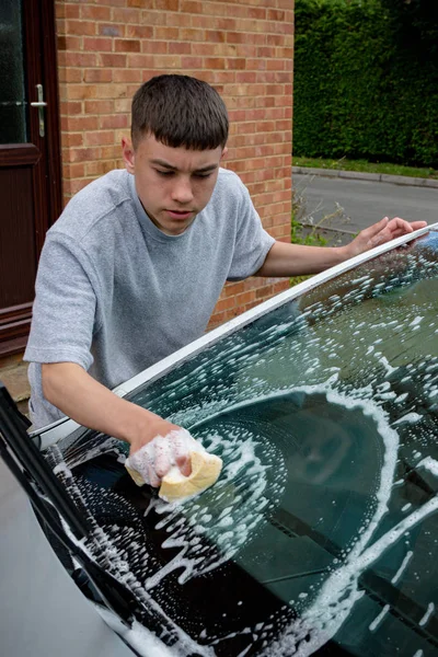 Adolescent garçon lavage un voiture — Photo