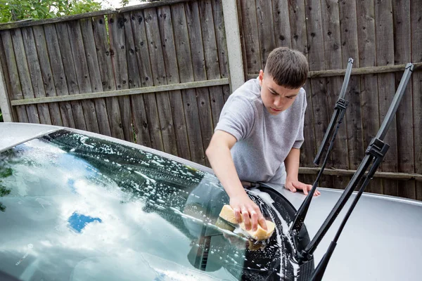 Tonårspojke tvätta en bil — Stockfoto