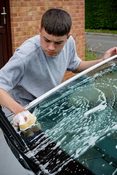 Adolescent garçon lavage un voiture — Photo