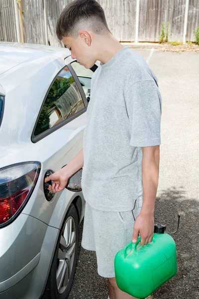 Tonårs pojke som arbetar på en bil — Stockfoto