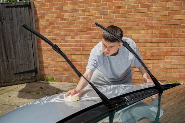 Adolescent garçon lavage un voiture — Photo