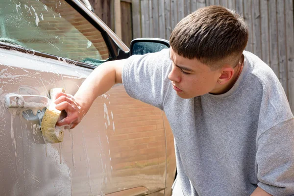 Genç çocuk bir araba yıkama