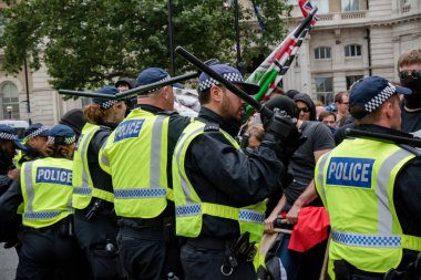 Londra'da anti faşist protestolar